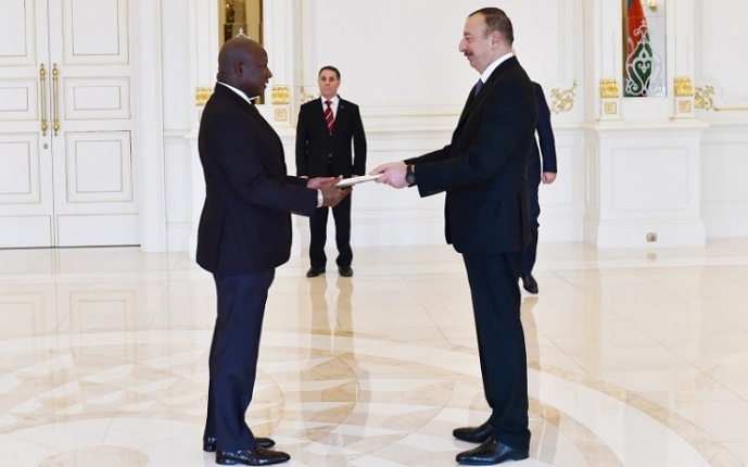 Президент принял верительные грамоты посла ЮАР в Азербайджане